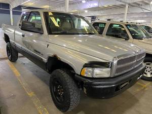 lot 9 image: 1999 Dodge Ram 2500 4x4