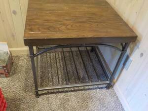 lot 501 image: End Table 27 X 23 X 23 With Meta...