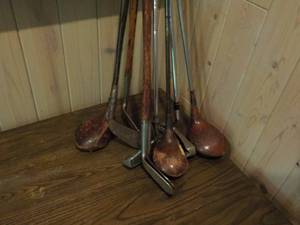 lot 516 image: ANTIQUE GOLF CLUBS WITH WOODEN HANDLES