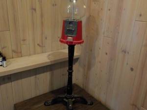 lot 518 image: Vintage Bubble Gum Machine With Met...