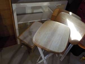 lot 698 image: 4 WOODEN TV TRAYS, LARGE SHELVING UNIT, LAP TRAY