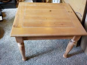 lot 574 image: End Table 25 X 22 X 20.5...