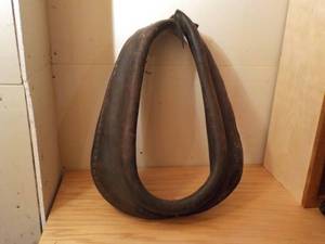 lot 583 image: HORSE LEATHER COLLAR FOR DECORATION OR HOOK IT TO A YOKE