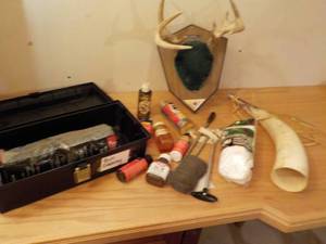 lot 624 image: Vintage Dcor & Gun Cleaning Kit...