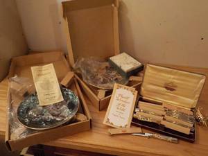 lot 631 image: Collector Plates. Carvel Hall Steak...