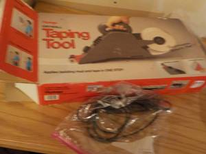 lot 663 image: Drywall Taping Tool & Dremel...