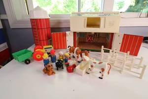 lot 54 image: VINTAGE FISHER PRICE FARM ALL CORRECT ACCESSORIES INCLUDED SET 1