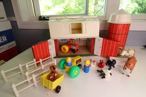 lot 55 image: VINTAGE FISHER PRICE FARM ALL CORRECT ACCESSORIES INCLUDED SET 2