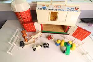 lot 56 image: VINTAGE FISHER PRICE FARM ALL CORRECT ACCESSORIES INCLUDED SET 3