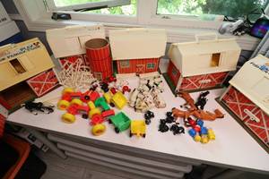lot 59 image: VINTAGE FISHER PRICE BARNS BARNS BARNS 1