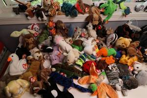 lot 69 image: BEANIE BABIES IN A SEALABLE BIN