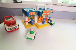 lot 94 image: VINTAGE FISHER PRICE LITTLE MART