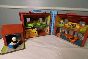lot 95 image: VINTAGE FISHER PRICE PLAY FAMILY TUDOR