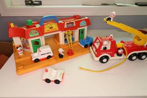 lot 98 image: VINTAGE FISHER PRICE FIREHOUSE