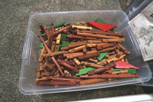 lot 101 image: GENUINE LINCOLN LOGS LARGE TOTE