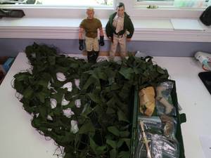 lot 102 image: VINTAGE AUTHENTIC GI JOE FOOT LOCKER WITH GI JOES AND ACCESSORIES