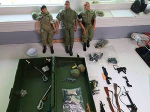 lot 103 image: VINTAGE AUTHENTIC GI JOE FOOT LOCKER WITH GI JOES AND ACCESSORIES