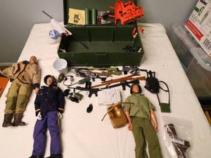 lot 109 image: VINTAGE AUTHENTIC GI JOE FOOT LOCKER WITH GI JOES AND ACCESSORIES
