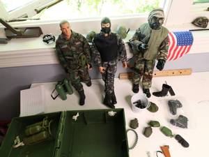 lot 112 image: VINTAGE AUTHENTIC GI JOE FOOT LOCKER WITH GI JOEsS AND ACCESSORIES