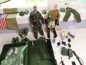 lot 116 image: VINTAGE AUTHENTIC GI JOE FOOT LOCKER WITH GI JOES AND ACCESSORIES
