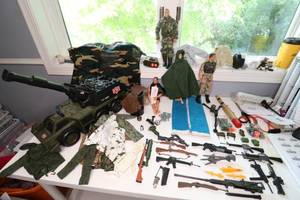 lot 121 image: HUGE LOT OF VINTAGE GI JOES WITH A TANK