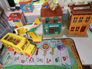 lot 161 image: VINTAGE FISHER PRICE SESAME STREET, BUSY BEE, FIND THE SHAPE