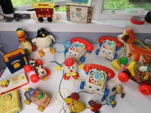 lot 162 image: VINTAGE FISHER PRICE PULLS AND SOME GREAT CLASSICS