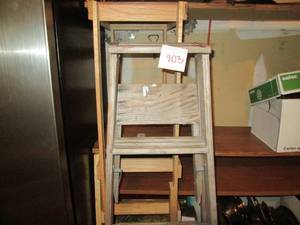 lot 903 image: 5 Wood Ladder...