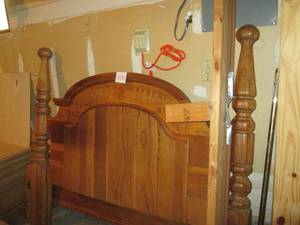 lot 923 image: SOLID OAK QUEEN SIZE VINTAGE BED