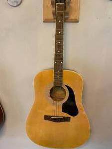 lot 742 image: SILVERTONE GUITAR