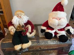 lot 781 image: SITTING SANTAS