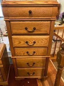 lot 863 image: BLACKHAWK FURNITURE SOLID OAK TALLBOY  JUST TALL BOY