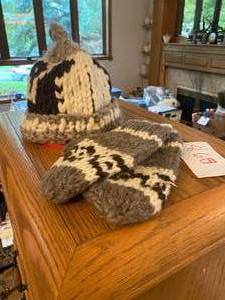 lot 868 image: New Zealand Wool Hat & Mittens See...