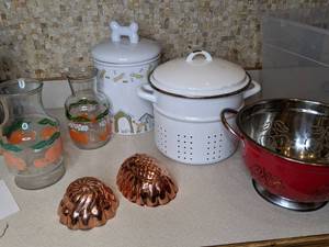 lot 409 image: DOGGIE TREAT JAR ANS SO MUCH MORE