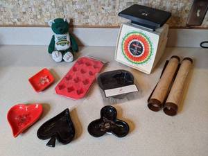 lot 419 image: SILICONE BAKING MATS (2), KITCHEN SCALE AND SO MUCH MORE