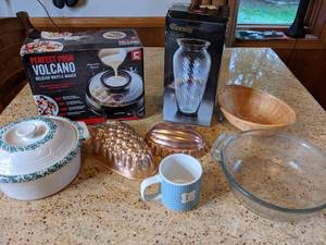 lot 423 image: HUGE MIXED LOT OF CASSEROLES AND VOLCANOES
