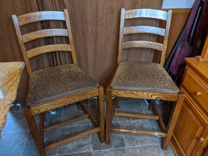 lot 413 image: 4 TALL STURDY WOODEN CHAIRS WITH LEATHER LOOK PATTERNED SEATS