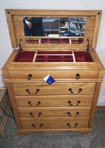 lot 448 image: BLACKHAWK FURNITURE SOLID OAK DRESSER WITH HIDEAWAY JEWELRY