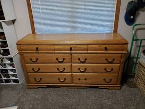 lot 447 image: BLACKHAWK FURNITURE SOLID OAK LOWBOY  WITH MATCHING MIRROR