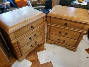 lot 869 image: BLACKHAWK FURNITURE SOLID OAK MATCHING 3 DRAWER NIGHTSTANDS