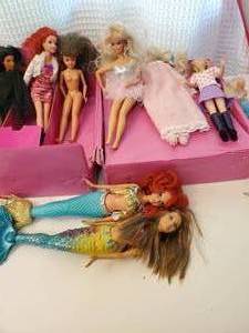 lot 111 image: LARGE BARBIE CARRYING CASE FULL OF BARBIES, ALSO BRAT DOLL WITH A BOX OF CLOTHES.