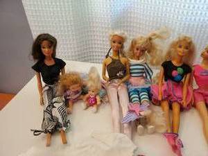 lot 50 image: GREAT LOT OF BARBIES, EXTRA CLOTHES AND MANY DOLLS
