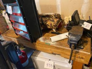 lot 1002 image: Work bench with vise Grip