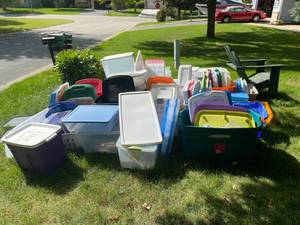 lot 1004 image: Lot of totes