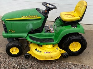 lot 1-C image: John Deere LT180-Automatic Lawn Tractor