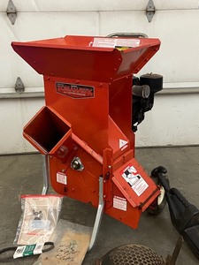 lot 2 image: Troy-Bilt Super Tomahawk Portable Chipper  Shredder