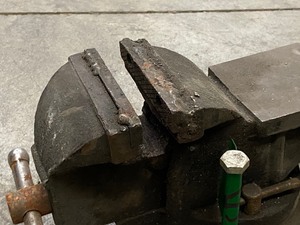 lot 15 image: Cast Iron Bench Vise