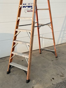 lot 27 image: Husky Type-1A Step Ladder