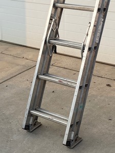 lot 30 image: Werner Type-1A Aluminum Extension Ladder