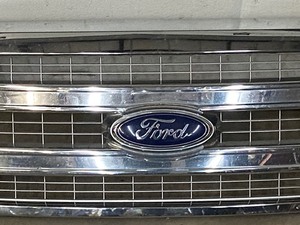 lot 25 image: 2013 Ford F150 Super Crew Front Grille